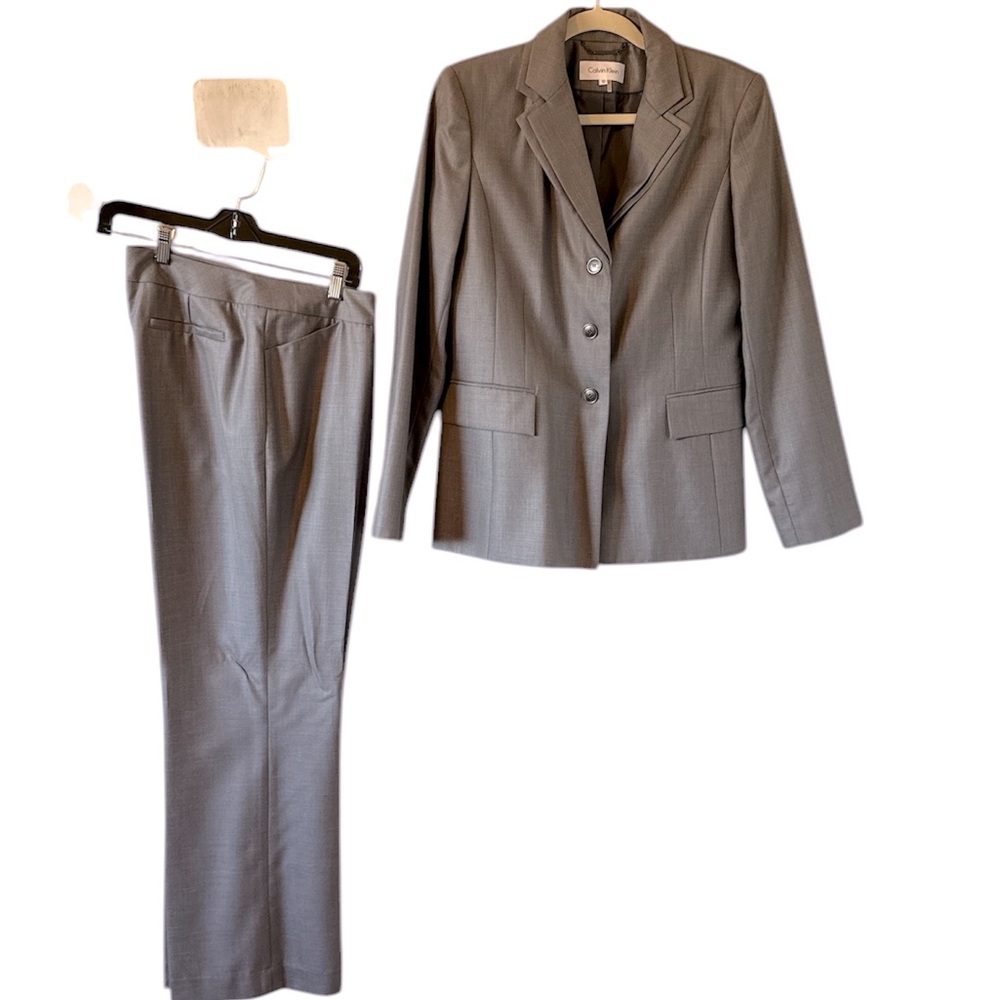 Calvin Klein Women’s 2 Piece Gray Suit; Blazer&Trouser Size 10 Like new